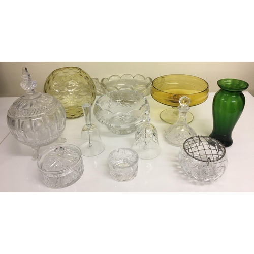 233 - A mixed lot of twelve items of crystal/glassware.