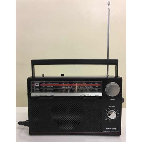 522 - A vintage mains/battery powered Sanyo RP8801 radio from 1983. Tested and appears in good working ord... 