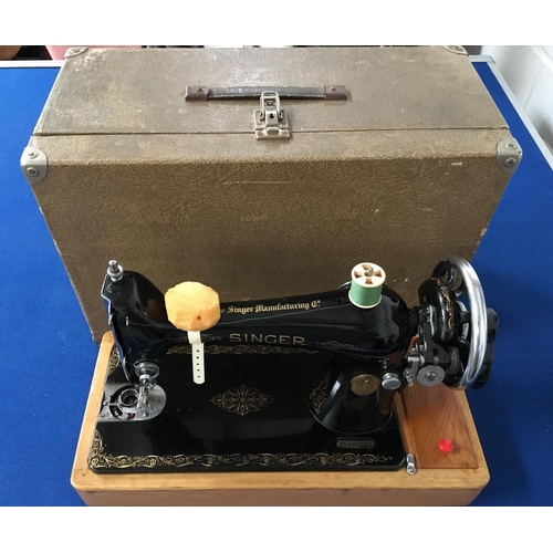 39 - An excellent 1920 Singer Sewing Machine & original case. Complete with some accessories.