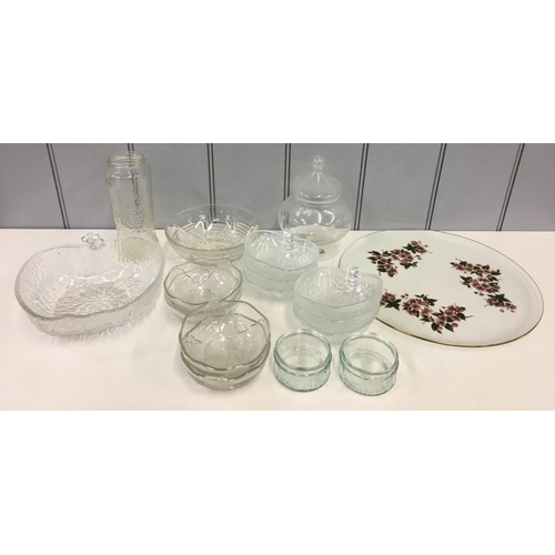 237 - A mixed lot of miscellaneous Glassware. Sixteen items, including Strawberry bowls, ramikins, sweet j... 