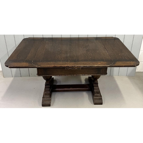 13 - An Edwardian, oak draw-leaf extending dining table.
Dimensions(cm) H80, W90/153, D92