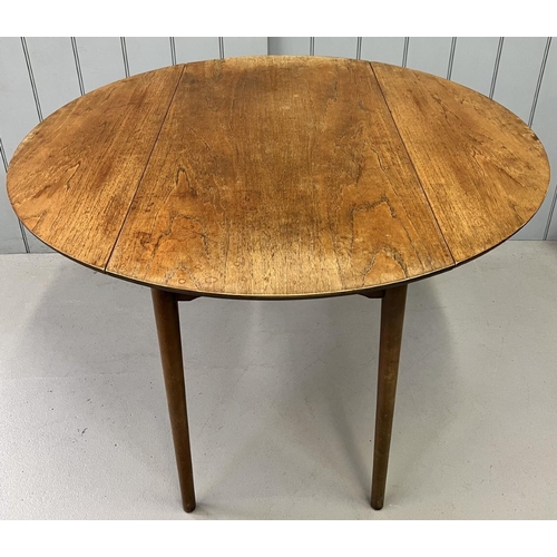 100 - A vintage drop-leaf dining table.
Dimensions(cm) H76, W55/113, D113.