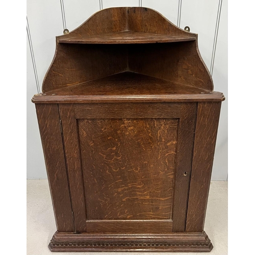 111 - Antique, oak hanging corner cupboard.
Dimensions(cm) H87, W60, D28.