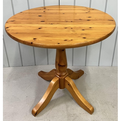 113 - A circular, pine kitchen table.
Dimensions(cm) H73, W75, D75.