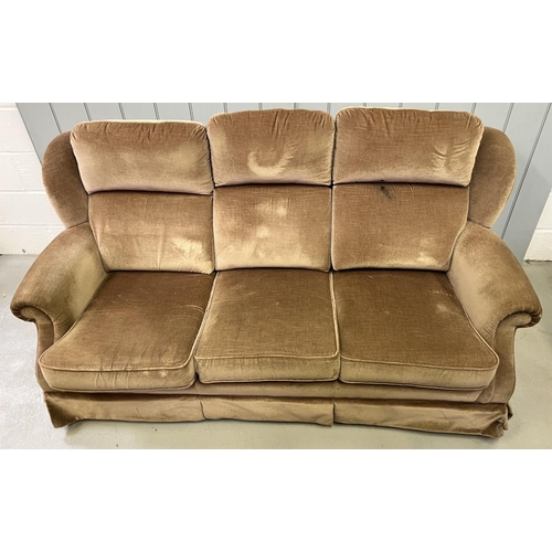 174 - A vintage Parker Knoll suite. Biscuit-coloured three seater sofa, with two single armchairs.
Dimensi... 