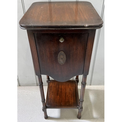 82 - A charming, Edwardian mahogany cake stand, with four hinged cake trays. Dimensions(closed) (cm) H71,... 