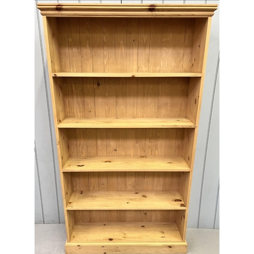 6C - A solid pine open bookcase, with static shelves, originally from Cotswold Country Interiors.
Dimensi... 