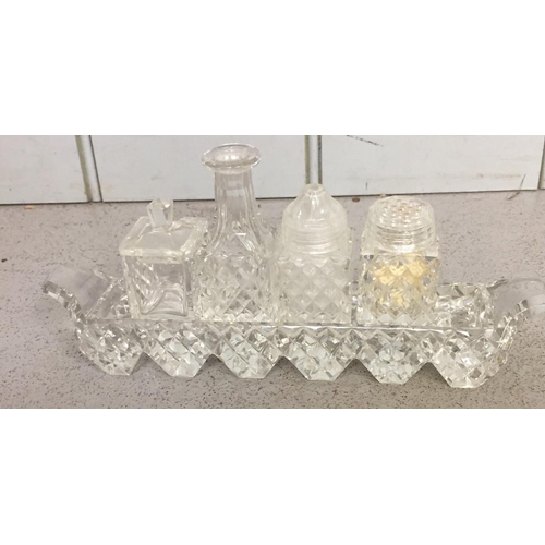 280 - A selection of twelve pieces of vintage crystal & glassware.