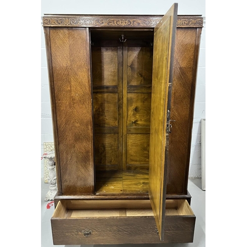 55 - A vintage, oak double wardrobe. Internal clothes rail, and mirrored door. Dimensions(cm) H193, W122,... 