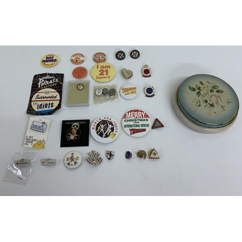 488 - A collection of approximately twenty-nine enamel & fun badges.