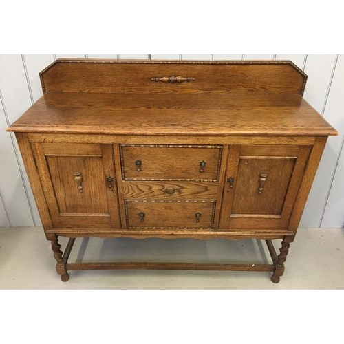 44 - An Edwardian oak buffet sideboard. Two drawers flanked by two single, shelved cupboards. Dimensions(... 