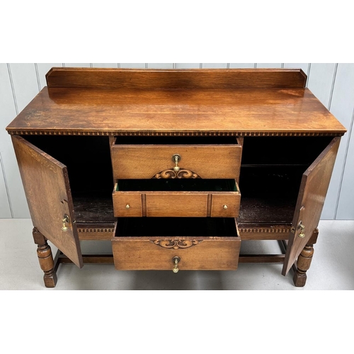 50 - An Edwardian oak buffet sideboard. Dimensions(cm) H105, W137, D55.