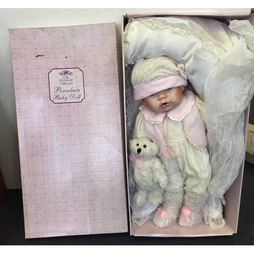 1826 - The Leonardo Collection Baby doll, with bear. Certificate of authenticity included. Height 49cm.