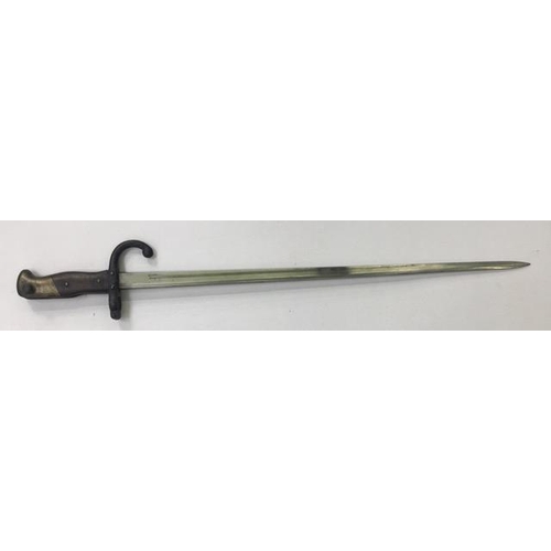 1670 - An 1878 French St. Etienne bayonet, with scabbard. Non-matching serial numbers. Blade length 52cm.