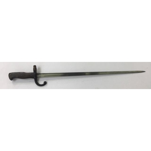 1670 - An 1878 French St. Etienne bayonet, with scabbard. Non-matching serial numbers. Blade length 52cm.