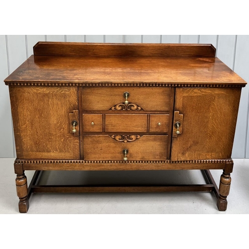 50 - An Edwardian oak buffet sideboard. Dimensions(cm) H105, W137, D55.