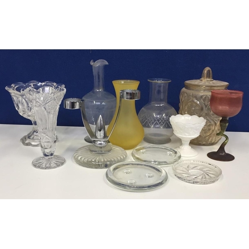 200C - A mixed lot of vintage glassware.