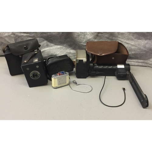 277 - A Brownie six-20 box camera with case, Goffen color finder with case, Metz flashgun & an additional ... 