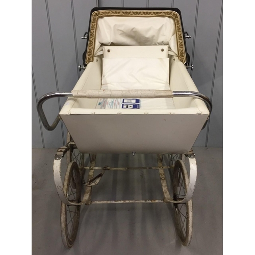 699 - A vintage Marmet coach built pram, with blue hood.