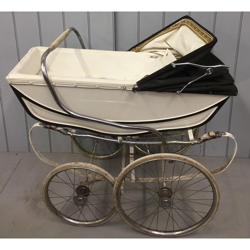 699 - A vintage Marmet coach built pram, with blue hood.