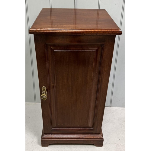 86 - An Edwardian, mahogany pot cupboard. Dimensions(cm) H76, W38, D35.