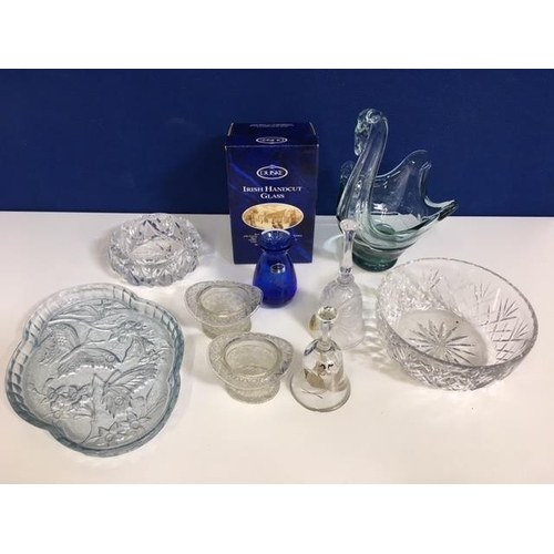 200 - A mixed lot of ten pieces of crystal & glass art. Includes a boxed, Duiske hand cut vase etc.