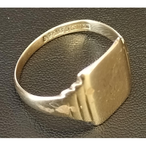 418A - A hallmarked 9ct Gold signet ring. Made by L W & Co. Size Q. Weight c.2.8g.