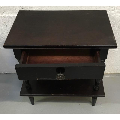 21 - A vintage side table & magazine rack.
Dimensions(cm) H50/42, W46/46, D30/33.