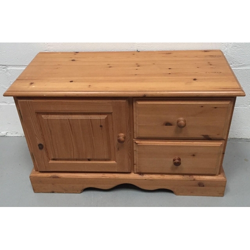 124 - A pine TV stand. Dimensions(cm) H57, W92, D44.