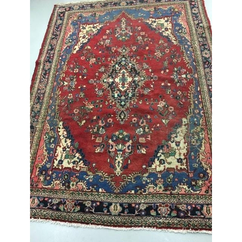 194 - A large, vintage Persian rug. 10ft x 7ft.