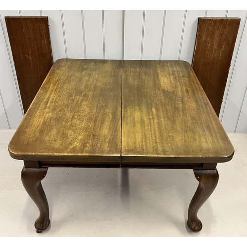 2 - A Victorian, oak, extending dining table, with two leaf extensions. No winder present.
Dimensions9cm... 