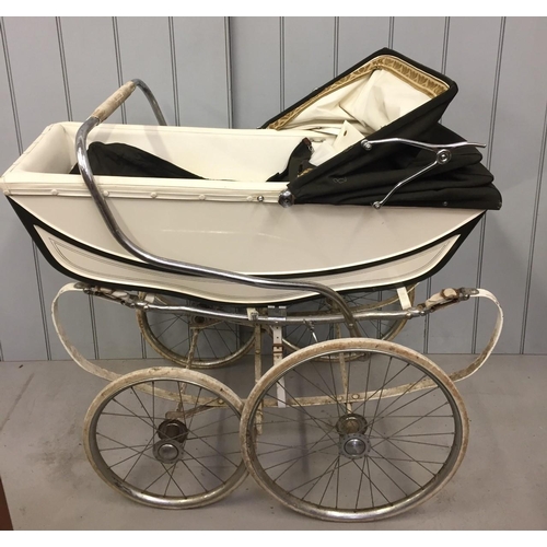 699 - A vintage Marmet coach built pram, with blue hood.