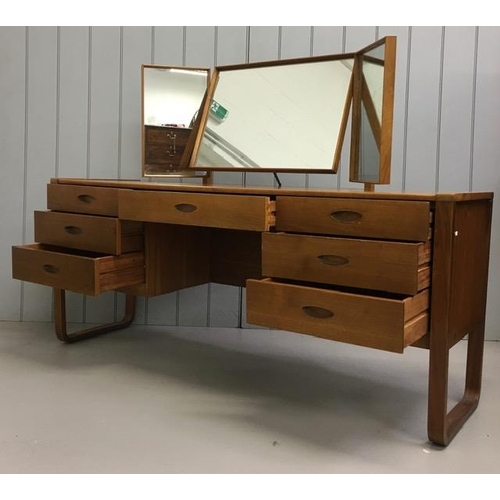 119 - A stylish, mid-century dressing table, by Uniflex. Dimensions(cm) H120, W160, D51.