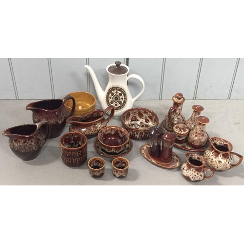 539 - A mixed lot of Fosters Brown Honeycomb dinnerware, Ironstone, together with a retro Ringway 'Navajo'... 