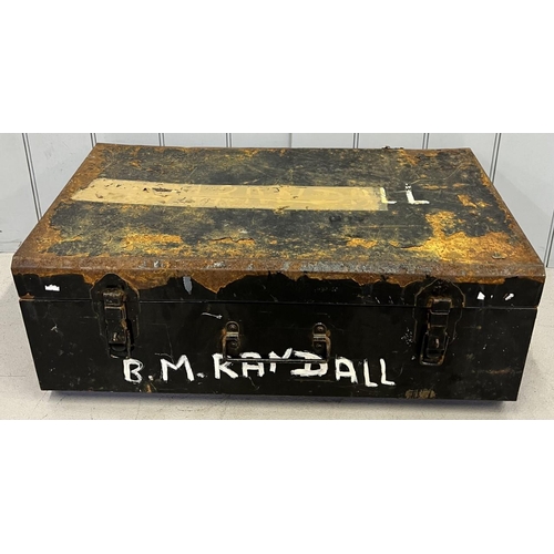 632 - A vintage, metal trunk. 
Dimensions(cm) H31, W82, D47.