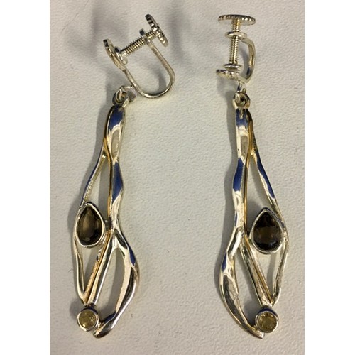 420 - A pair of silver earrings, a pair of gold plated/silver earrings, together with an agate slice penda... 