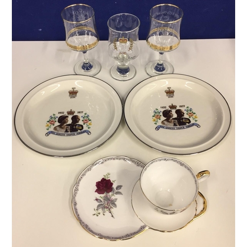 526 - A selection of Royal memorabilia. Includes 2 Crown earthenware silver jubilee plates, silver jubilee... 