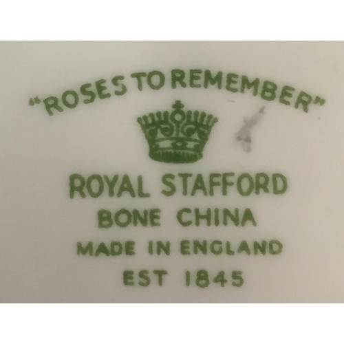 526 - A selection of Royal memorabilia. Includes 2 Crown earthenware silver jubilee plates, silver jubilee... 