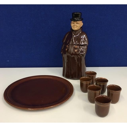 496 - A vintage, fun Town Crier decanter, complete with matching tray & six drinking cups (one cup slightl... 