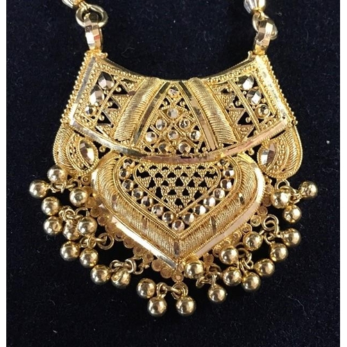 416A - A stylish 22ct gold Indian bridal necklace. Alternating gold/black bead chain. Mangalsutra style. We... 