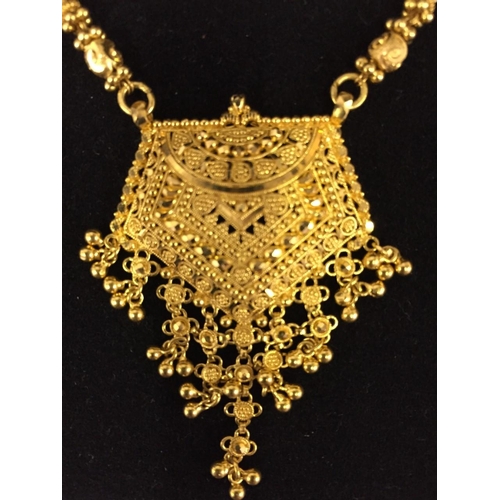 416B - A stunning 22ct Gold, bridal style, diamond cut Indian necklace. Weight approx. 35.5g