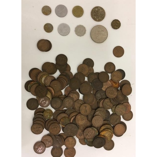 478 - A quantity of pre-decimal coinage, together with a small amount of foreign coins. Includes commemora... 