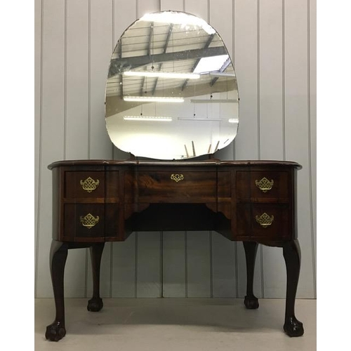 58 - A beautiful, kidney-shaped mahogany dressing table. Five drawers, with brass handles, supported by c... 