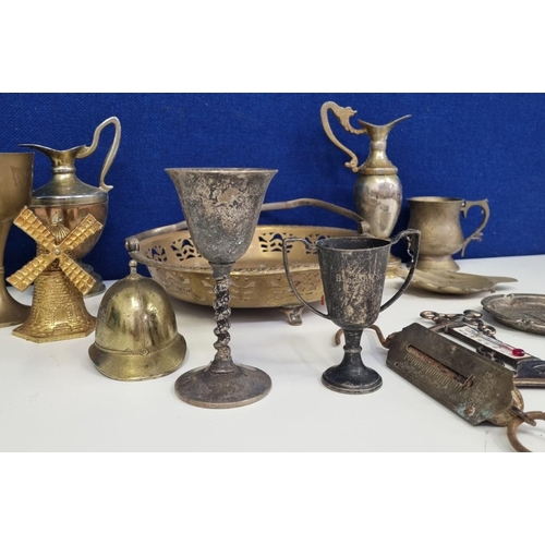 457 - A collection of smaller, decorative metal ware, to include a copper leaf vase, an anchor room thermo... 