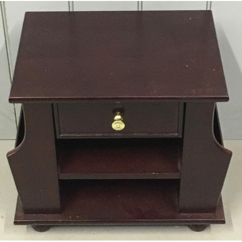 76 - A reproduction, mahogany coloured, end table with integrated magazine holders & single drawer. Dimen... 