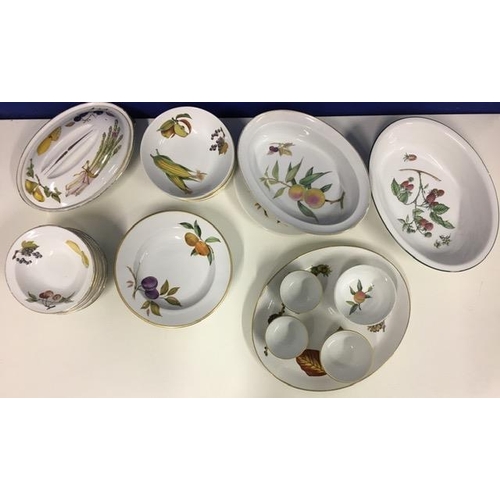 616 - A quantity of Royal Worcester dinnerware. Predominately 'Evesham' pattern, but includes single piece... 