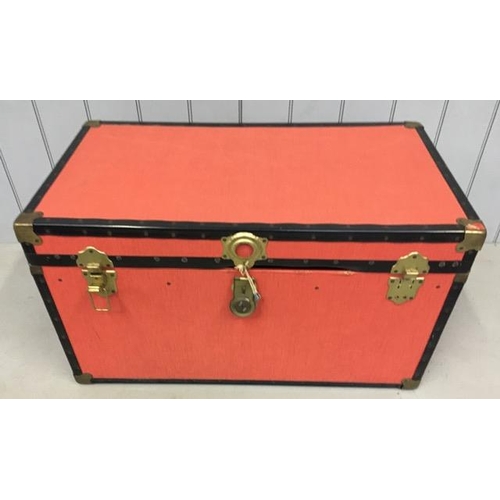 710 - A large, vintage steamer trunk, with brass catches & lock. No key present. Dimensions(cm) H53, W91, ... 