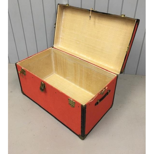 710 - A large, vintage steamer trunk, with brass catches & lock. No key present. Dimensions(cm) H53, W91, ... 