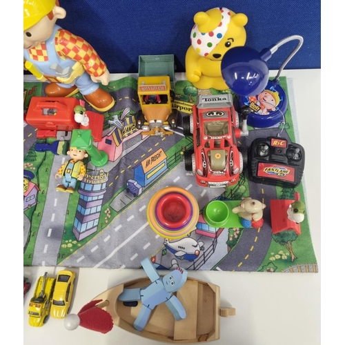 764 - A mixed lot of contemporary children's toys, to include various characters. 'Bob the Builder', 'In t... 