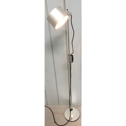 782 - A chrome-coloured, adjustable tall spotlight lamp. Height 123cm. Tested & appears in full working or... 